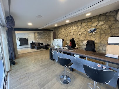 Auto-Modelo, Concessionnaire Automobile aux Angles